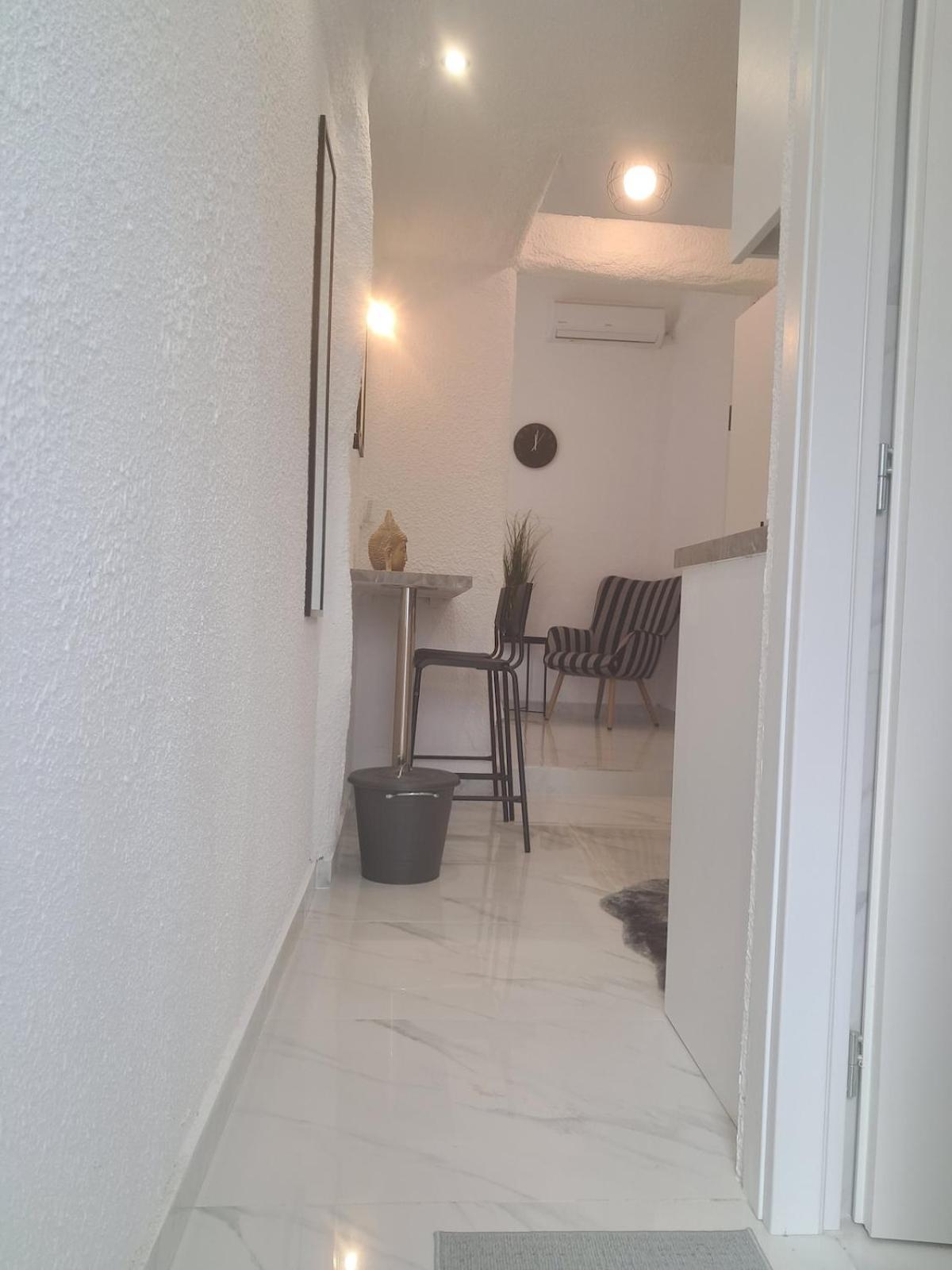 Funky, Cute Flat Close T Center Apartment